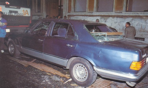 L'auto di Maurizio Costanzo subito dopo l'attentato del 14 maggio 1993