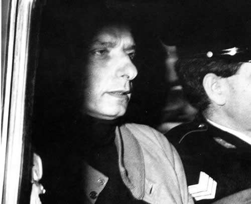 Adolfo Meciani, che da lì a poco morirà suicida, viene trasferito in carcere