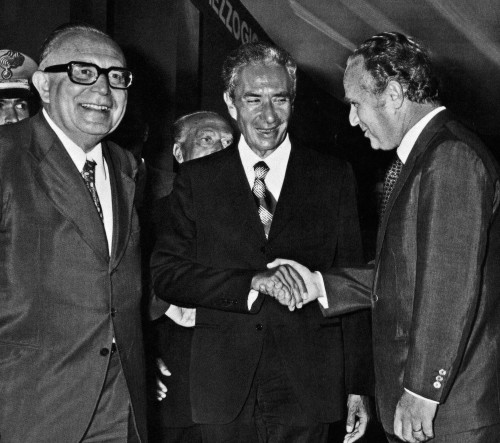 Aldo Moro tra due protagonisti dello scandalo: Mariano Rumor (innocente) e Camillo Crociani (colpevole)