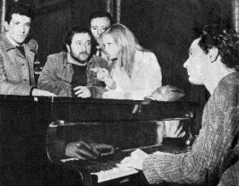 Luigi Tenco al pianforte con (da sinistra) Michele, Lucio Dalla e Dalidà