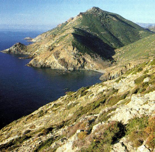 Uno scorcio della baia di Capo Marrargiu. All’interno, in prossimità del capo, in località Torre Poglina, attorno al 1960 venne creata una base militare segreta adibita al CAG (Centro addestramento guastatori) ritenuta la base principale di Gladio
