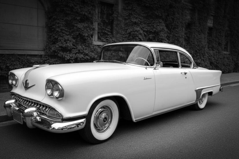 9010_1_macchina_bianca_vintage_in_bianco_e_nero-misteriditalia.it