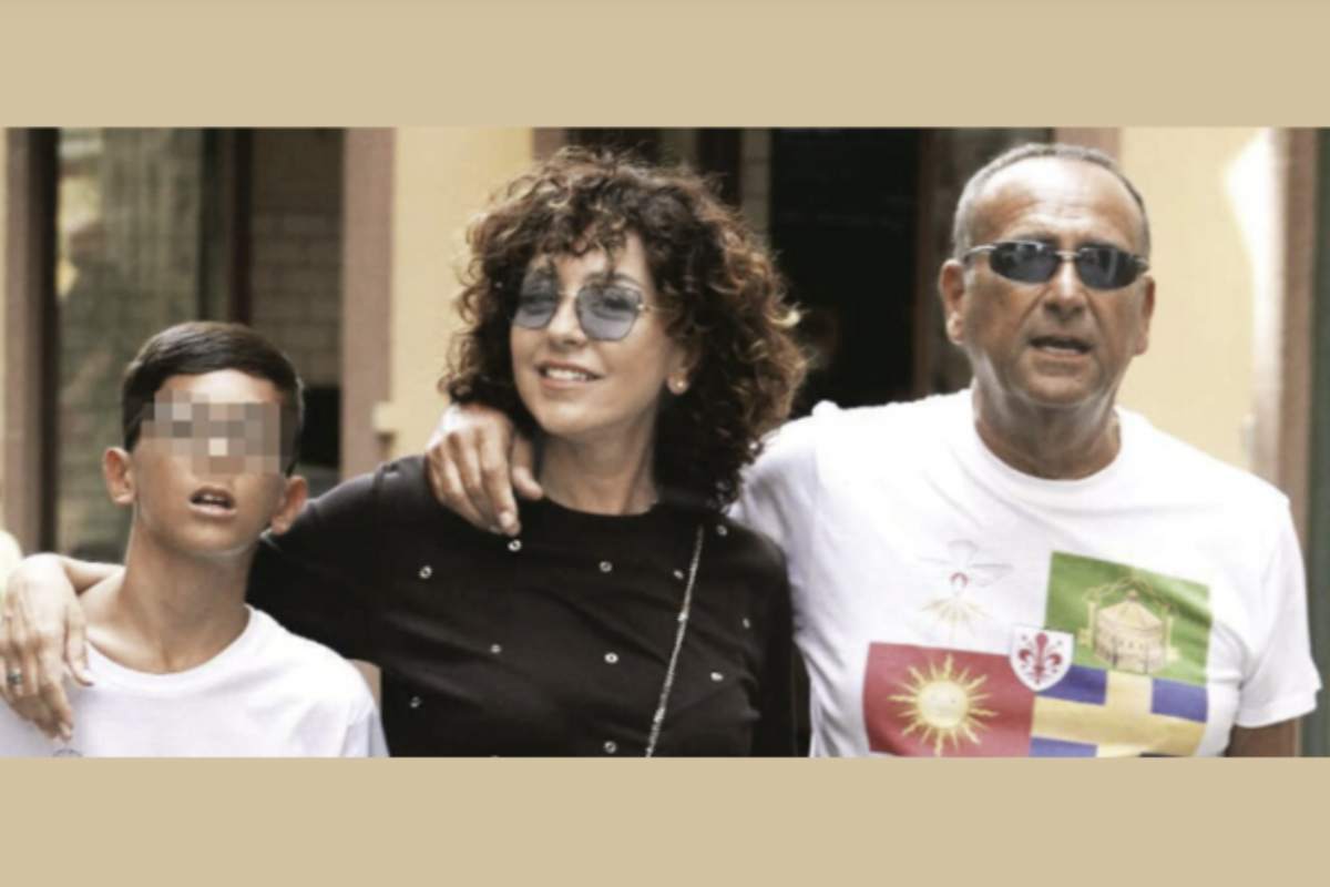 Carlo Conti, nato a Firenze il 13 marzo 1961, è uno dei volti più noti e amati della televisione italiana. Dopo aver iniziato la sua carriera