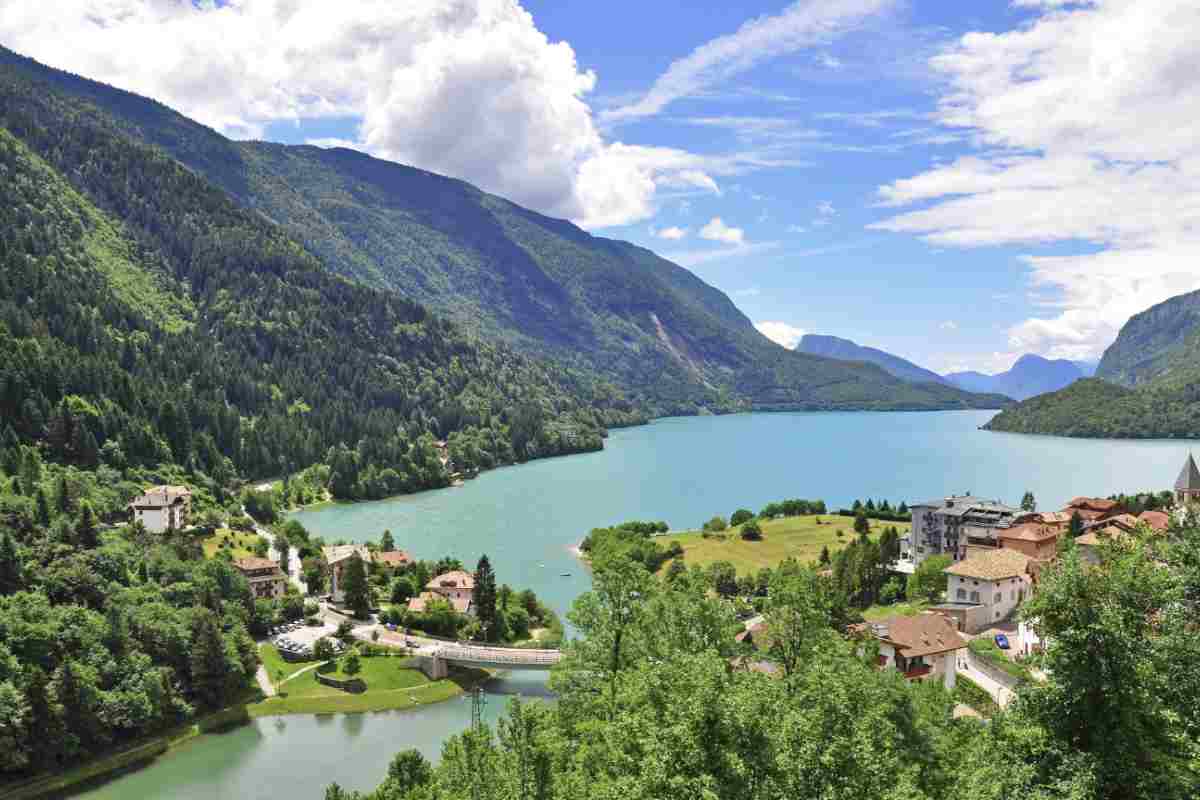 Il Lago di Molveno si inserisce nel paesaggio delle Dolomiti di Brenta, un gruppo montuoso che si estende per circa 40 km