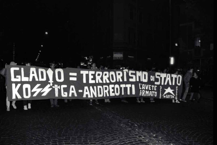 gladio striscione