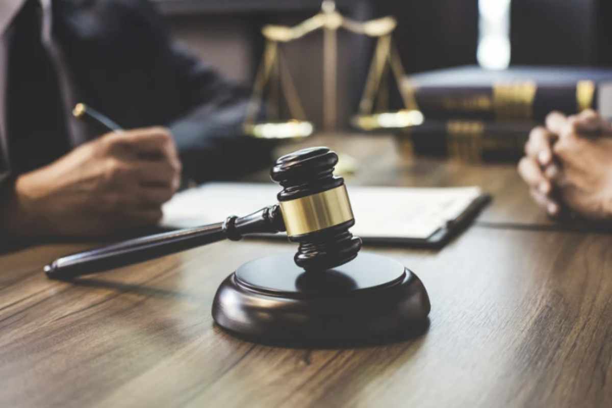 Nel sistema deontologico forense, il principio di decoro e dignità costituisce il fulcro dell’esercizio della professione.