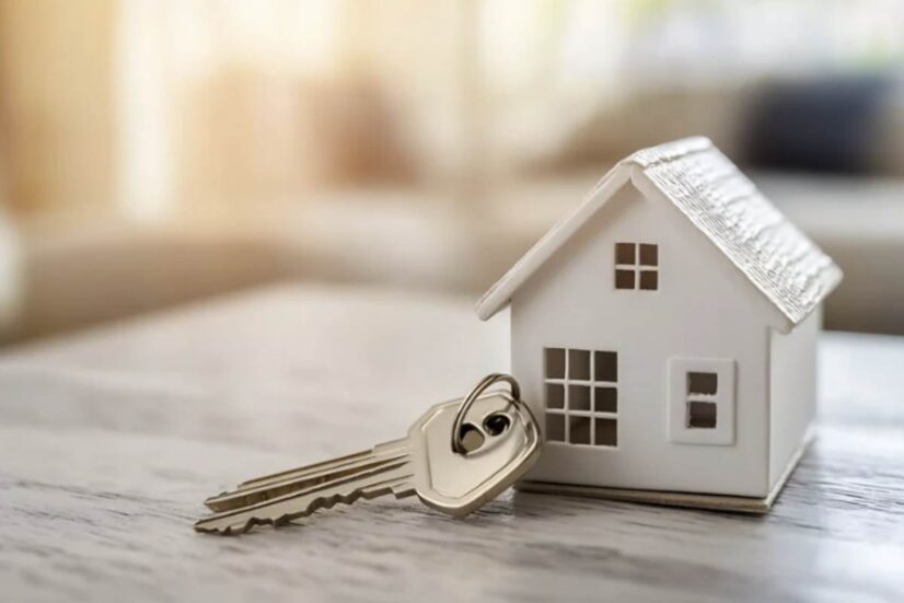 Tale rinuncia, formalizzata attraverso un atto pubblico o una scrittura privata trascritta nei registri immobiliari, determina il passaggio