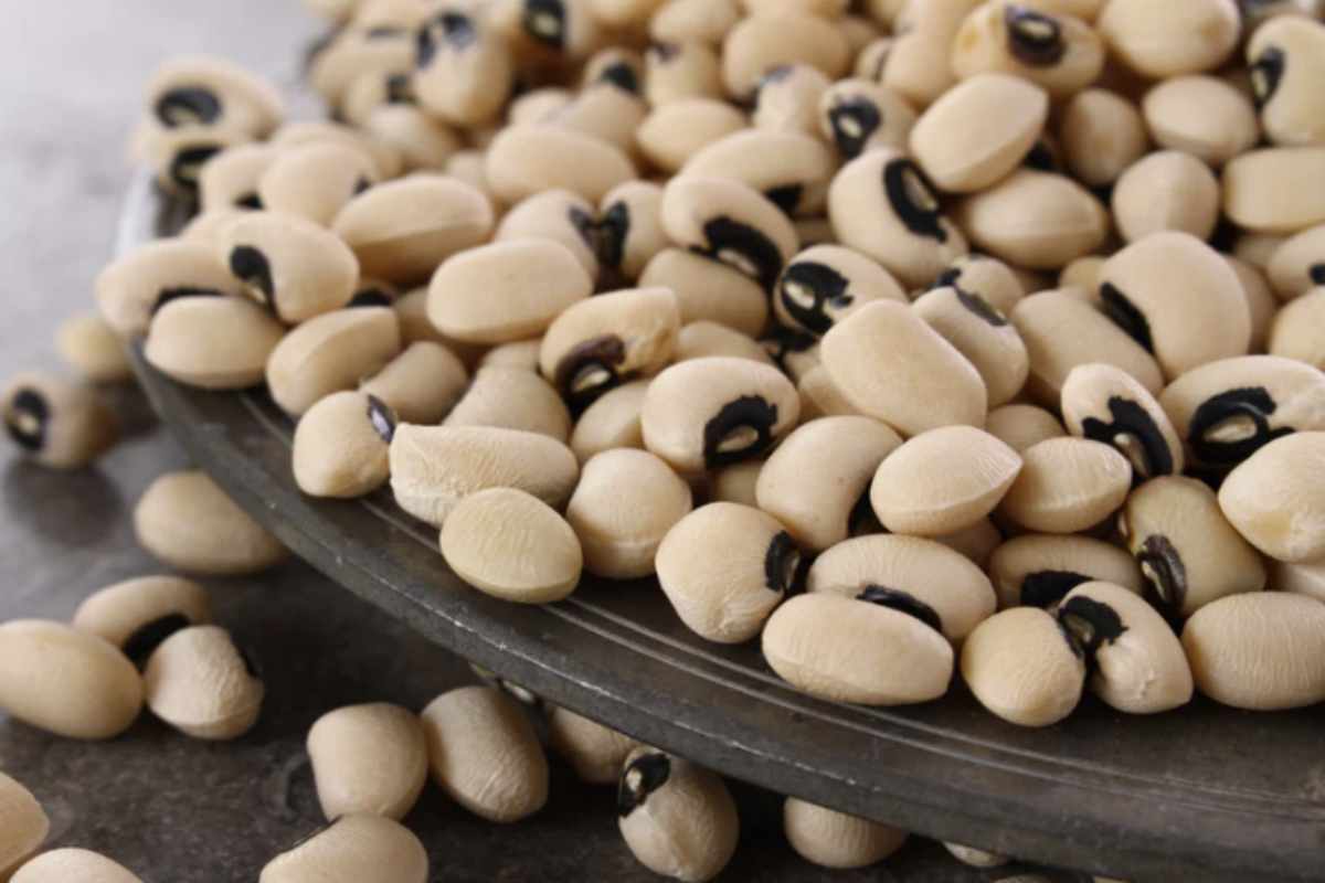 Per valorizzare al meglio il sapore e le proprietà nutritive dei fagioli dall’occhio, è consigliato un ammollo prolungato prima della cottura