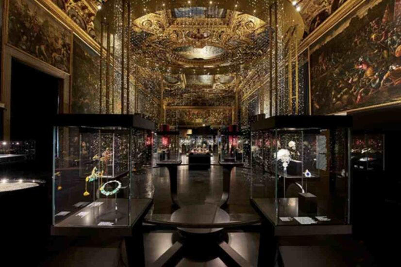 Le immagini delle telecamere di sicurezza hanno immortalato i momenti del furto, avvenuto nella Sala dello Scrutinio,