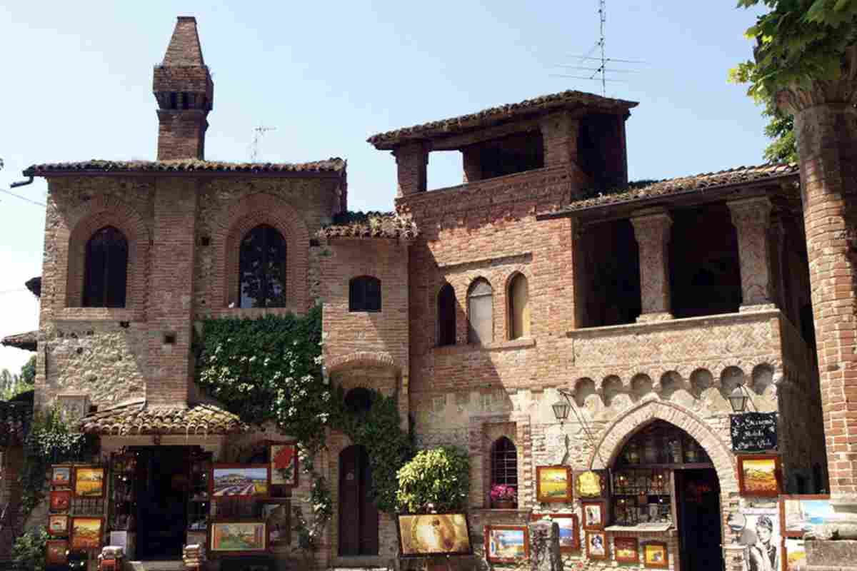 Durante il periodo pre-natalizio, Grazzano Visconti si trasforma in un luogo ancora più magico grazie ai suoi mercatini di Natale