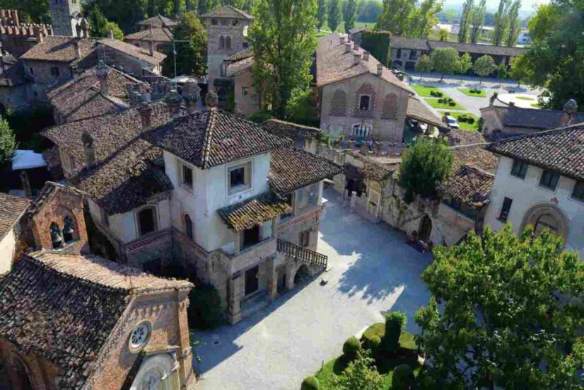 Questo luogo è Grazzano Visconti, un borgo unico nel suo genere, riconosciuto come “Città d’arte” dalla Regione Emilia-Romagna