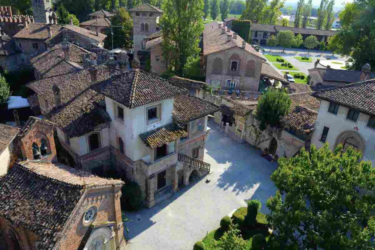 Questo luogo è Grazzano Visconti, un borgo unico nel suo genere, riconosciuto come “Città d’arte” dalla Regione Emilia-Romagna