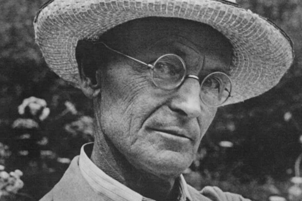 La poesia “Scritto sulla sabbia” è espressione di quella visione del mondo in cui l’amore è rivolto a tutto ciò che fugge, che si trasforma,