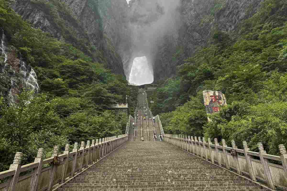 La formazione della Porta del Paradiso risale al 263 d.C., quando il crollo del dorso di una grotta ha creato questa imponente apertura naturale.