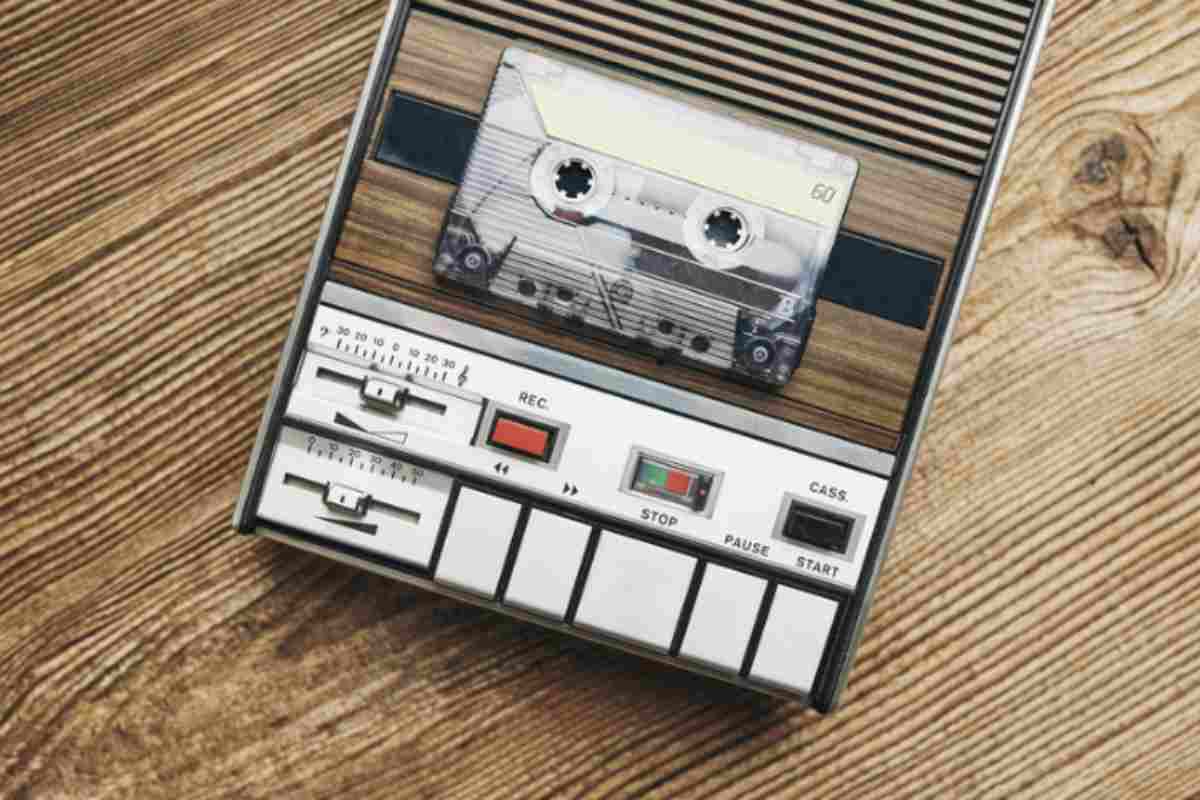 Non tutte le cassette vintage hanno lo stesso valore: la rarità, l’edizione limitata, la presenza di materiali inediti e lo stato di conservazione sono determinanti.