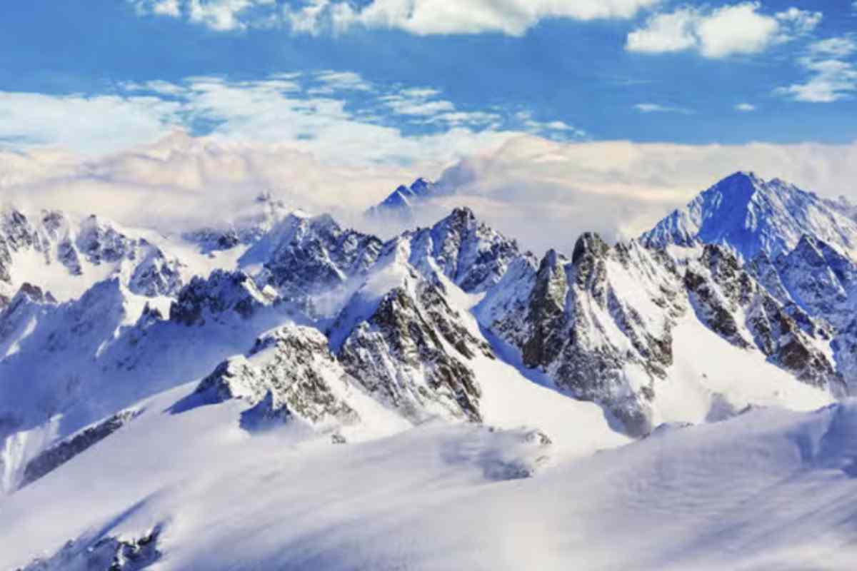 Questa straordinaria avventura si svolge sul Monte Titlis, una delle vette più iconiche delle Alpi bernesi, raggiungibile comodamente con un viaggio in treno e funivia.