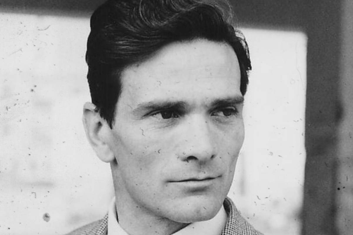 La voce di Pasolini, poeta, scrittore e intellettuale tra i più rilevanti del Novecento italiano, rimane un monito contro l’indifferenza verso
