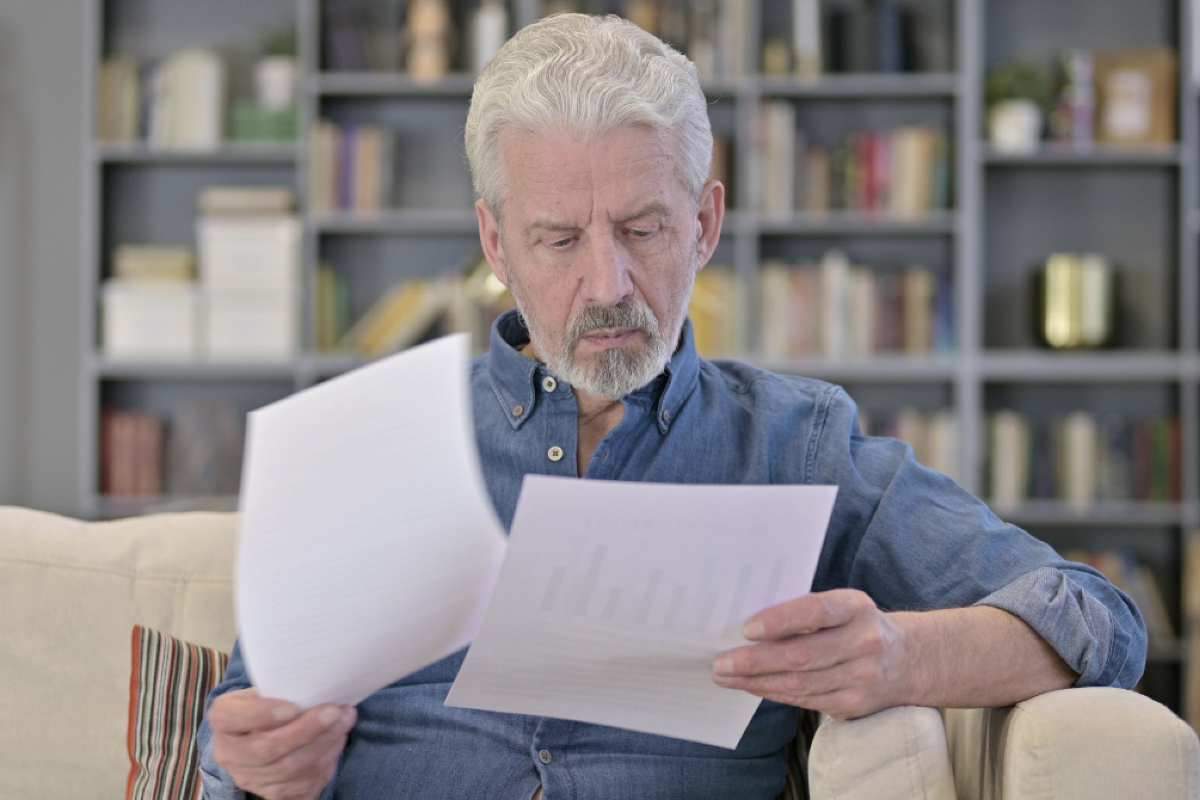 Uomo legge documento