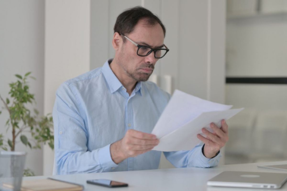 Uomo legge documento