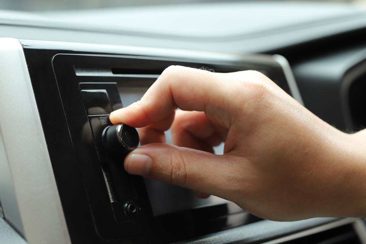 Se fai questa cosa mentre guidi, ti ritirano la patente