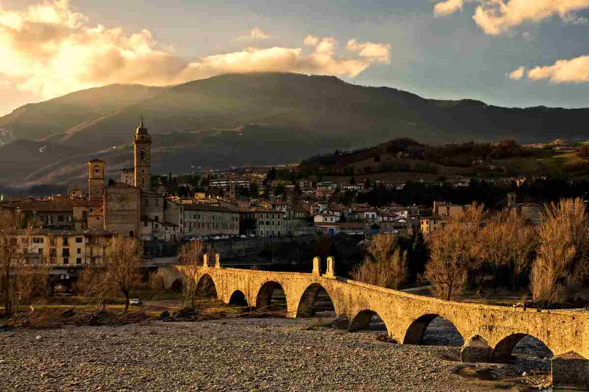 Ponti, monasteri e alte mura: il borgo italiano fortificato