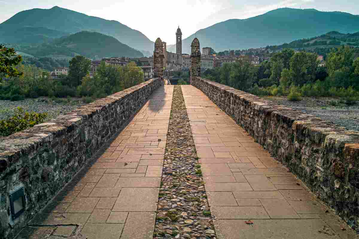 Ponti, monasteri e alte mura: il borgo italiano fortificato