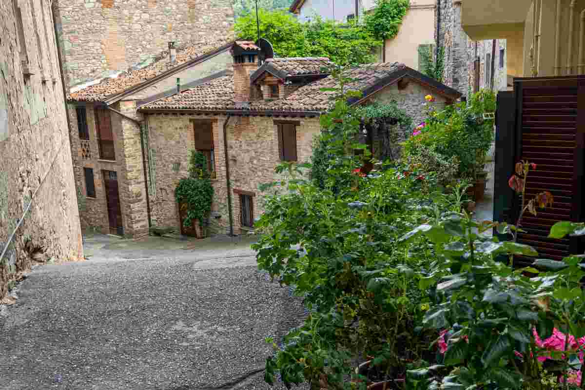 Ponti, monasteri e alte mura: il borgo italiano fortificato