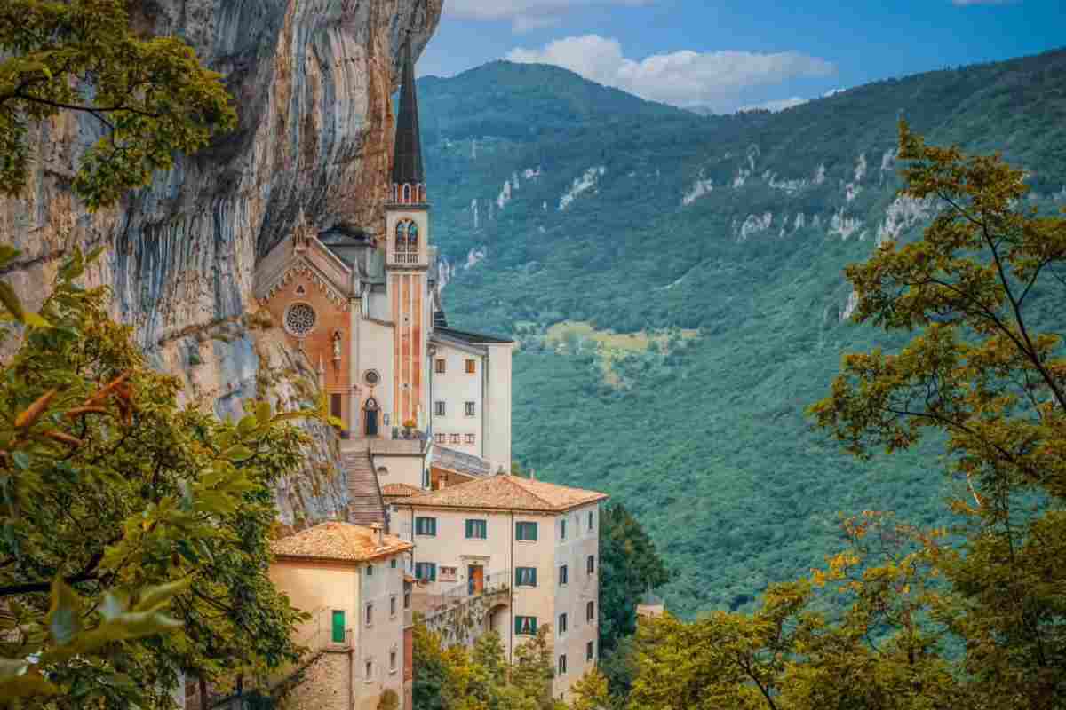 Madonna della Corona, il santuario sospeso che sfida la gravità