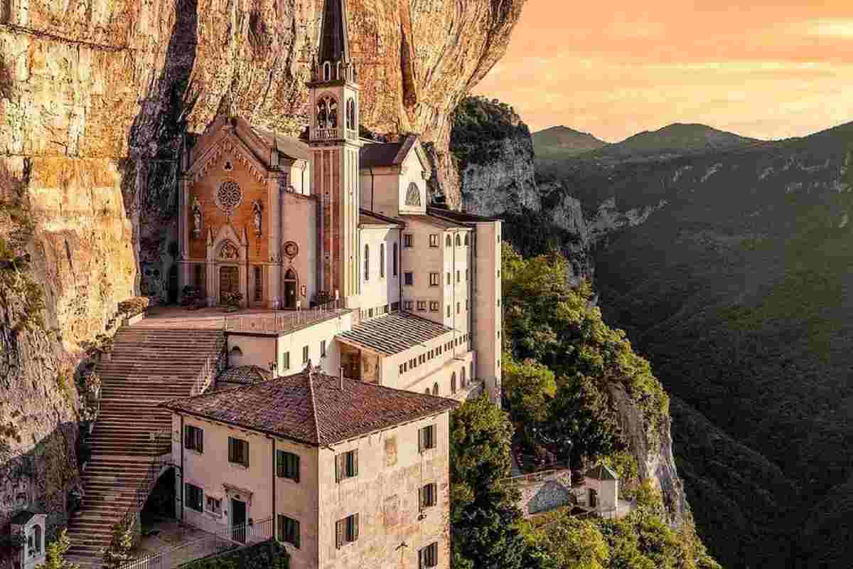 Madonna della Corona, il santuario sospeso che sfida la gravità