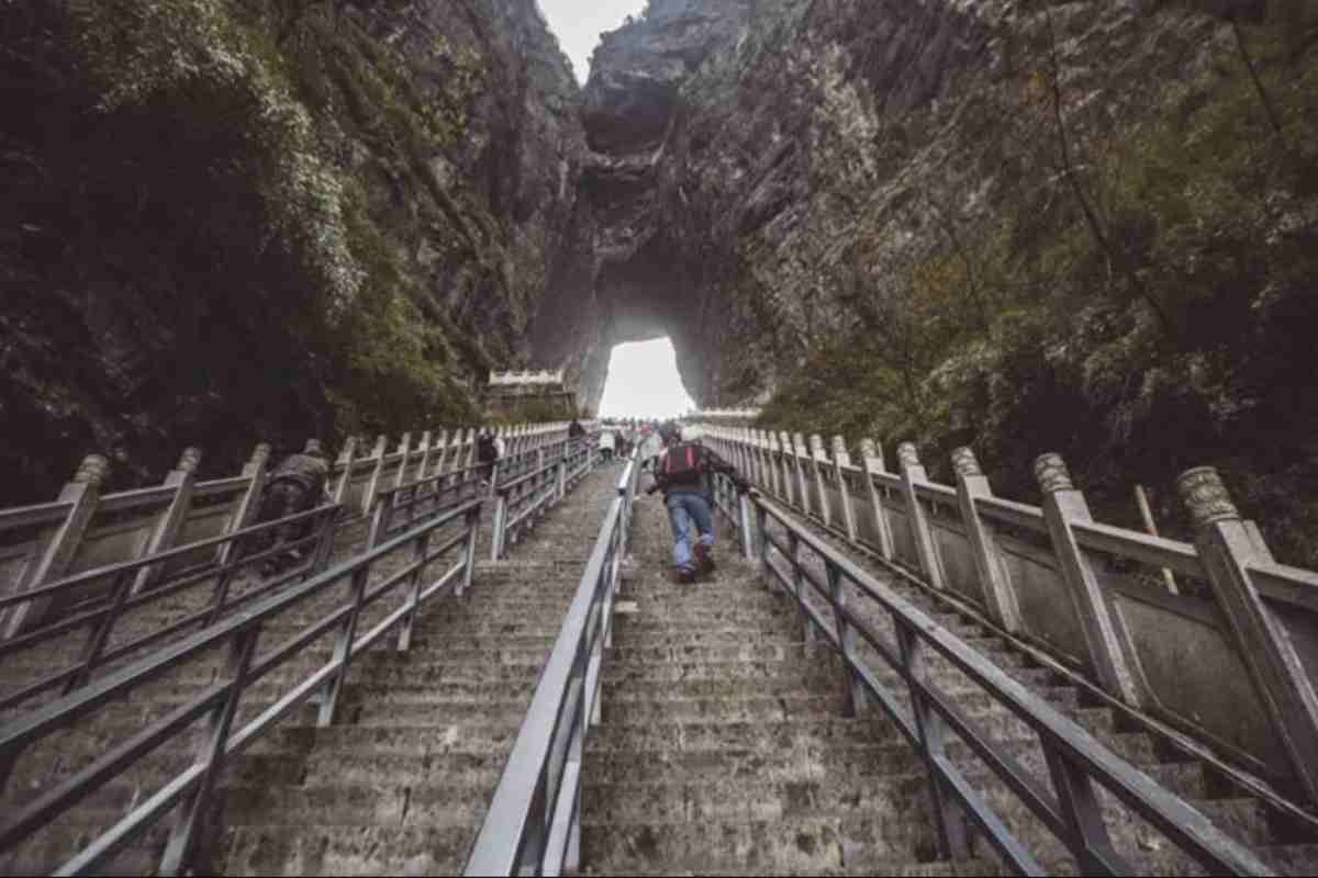 Questa apertura gigantesca nella roccia, alta circa 30 metri e profonda 70, rappresenta un vero e proprio portale tra la terra e il cielo,