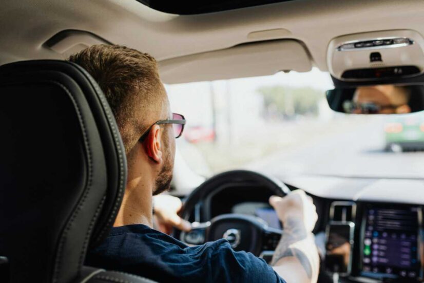 Se fai questa cosa mentre guidi, ti ritirano la patente