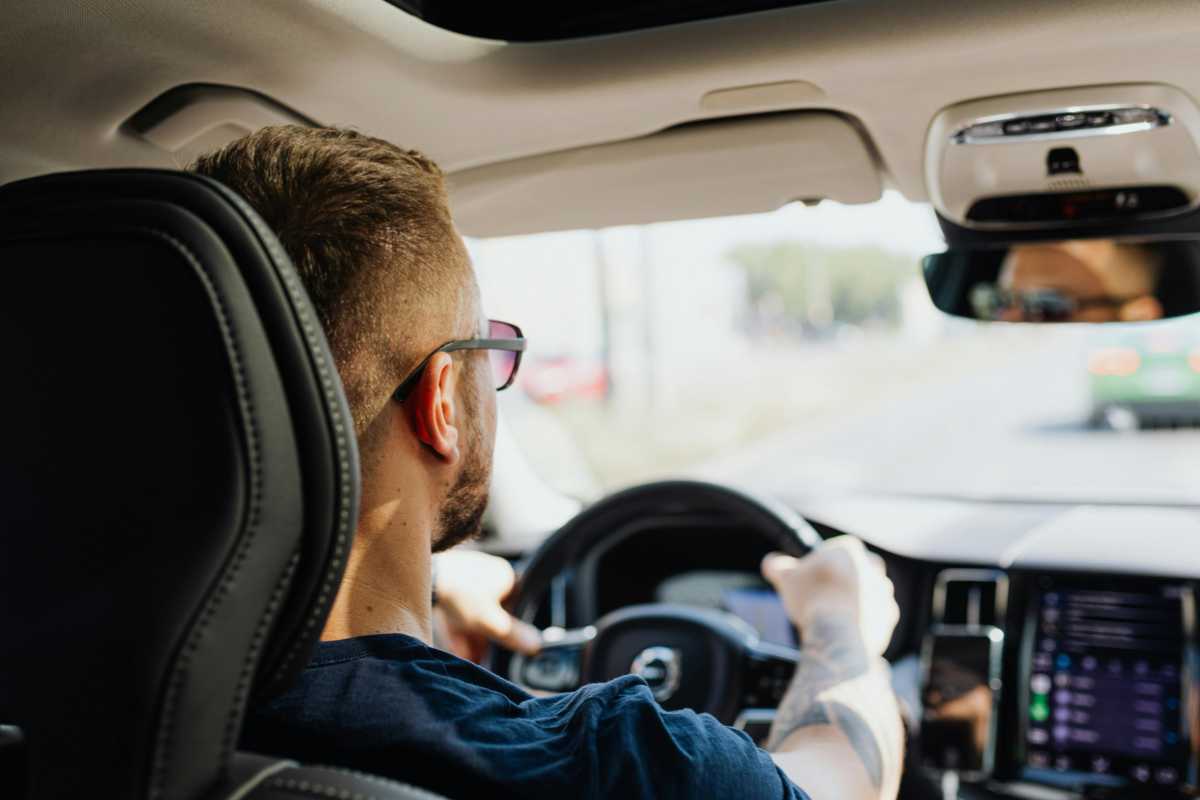 Se fai questa cosa mentre guidi, ti ritirano la patente