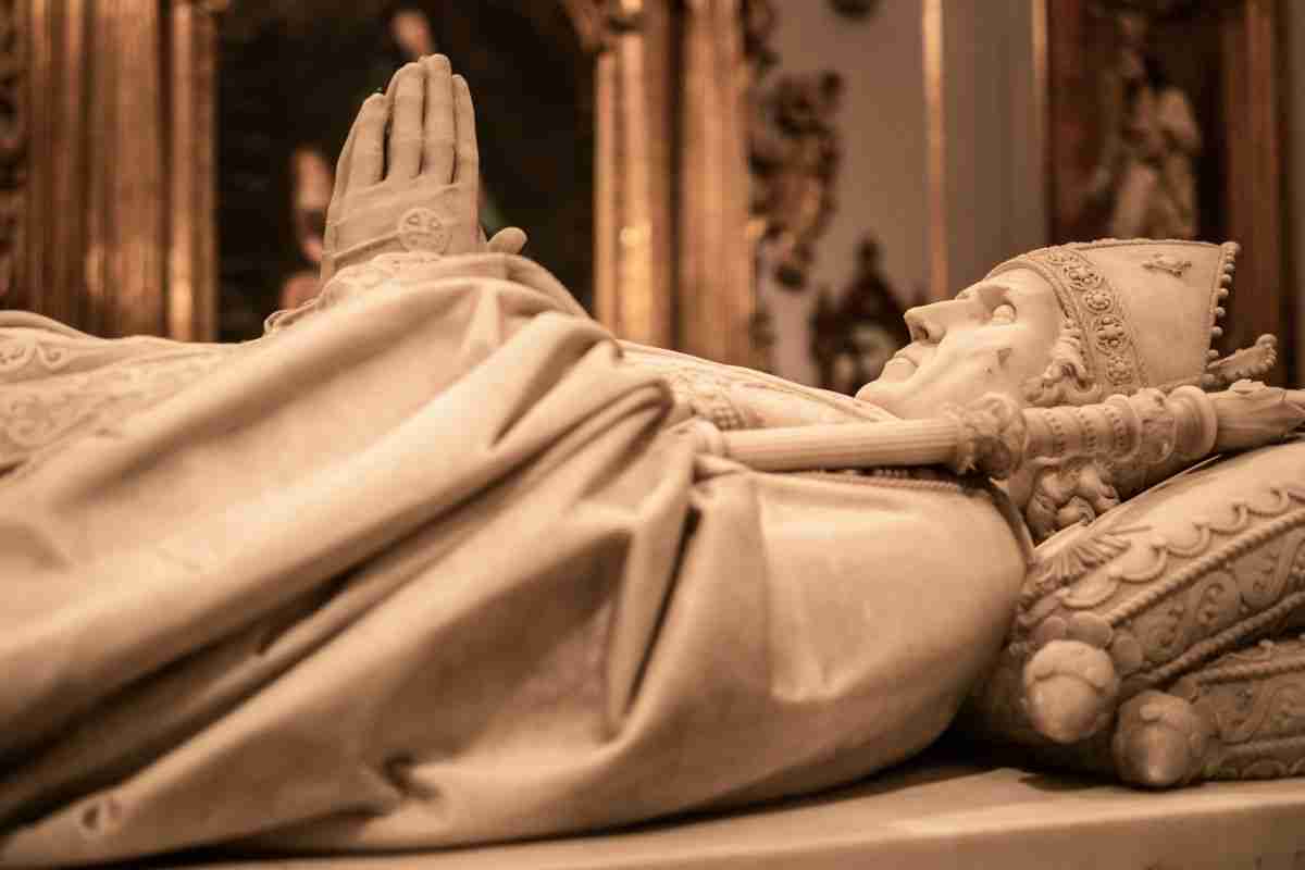 tomba nel vaticano: sepolto con loro l'elefante albino