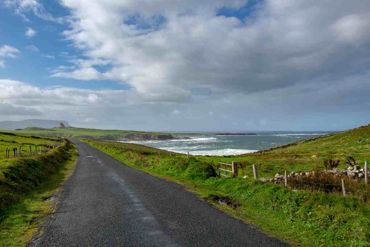 Scogliere a picco sul mare, foreste incantate e paesaggi selvaggi
