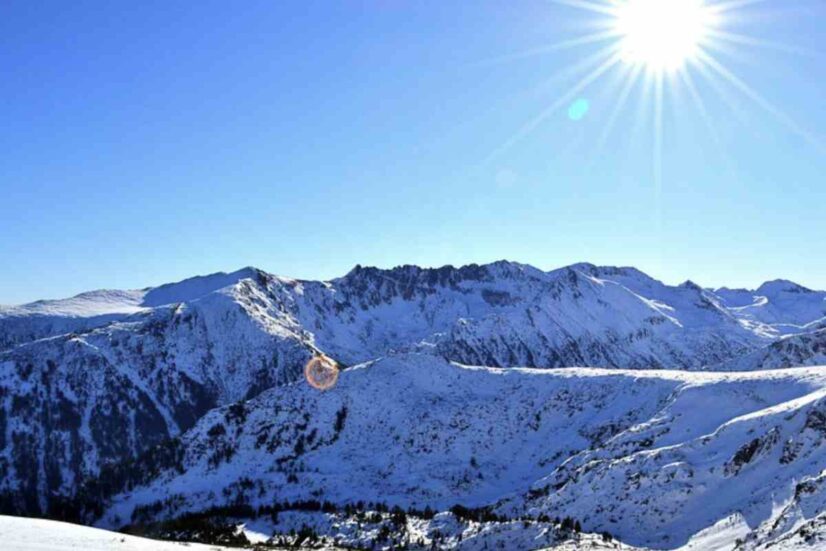 Per chi desidera sciare senza spendere una fortuna, esiste una stazione sciistica in Europa che si distingue per le sue tariffe