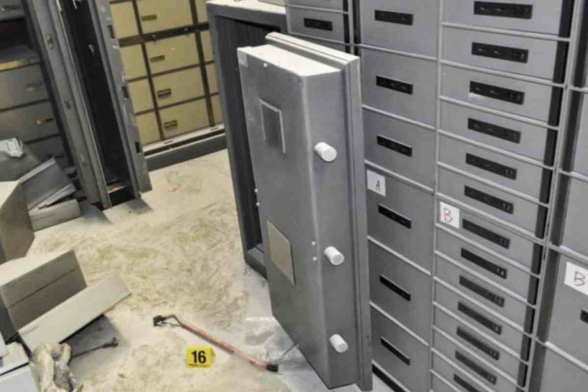 Tra i proprietari delle cassette saccheggiate figuravano personalità di spicco del mondo giudiziario e professionale romano: 22 magistrati,