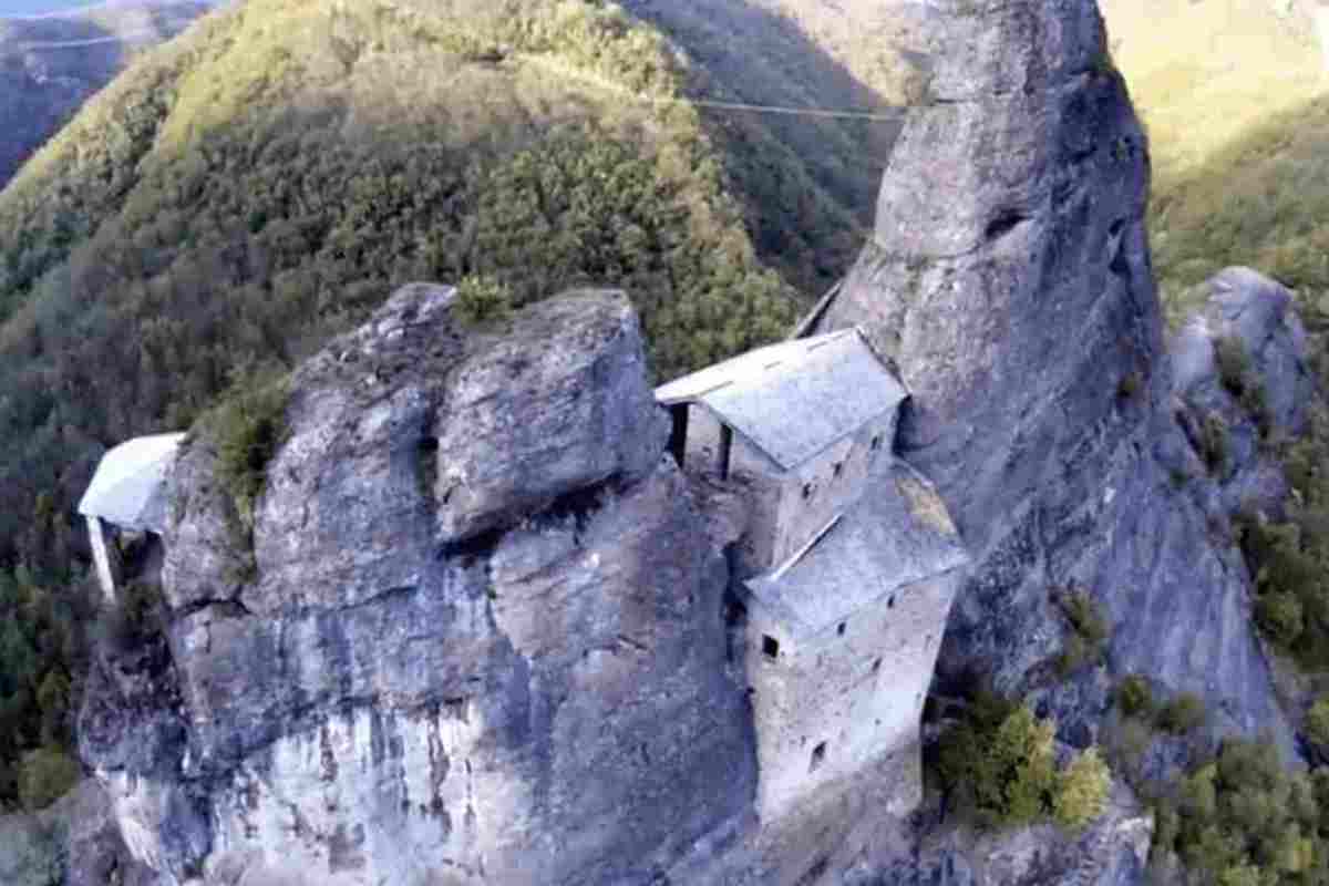 Il Castello della Pietra si trova nel comune di Vobbia, all’interno della Città Metropolitana di Genova, in Liguria. È immerso in un contesto naturalistico