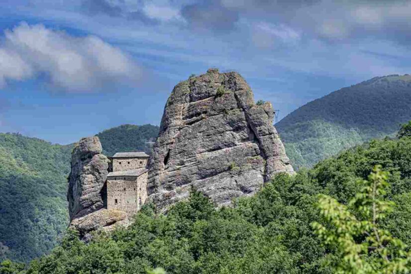 Questa straordinaria testimonianza di architettura militare si distingue per essere perfettamente integrata nel paesaggio naturale,