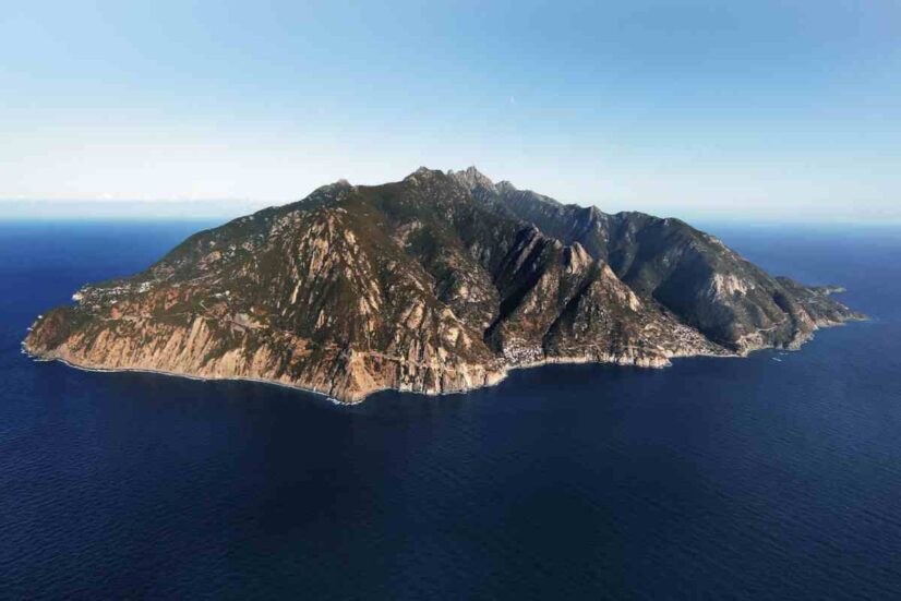 Al centro di questo racconto affascinante c’è il celebre tesoro di Montecristo, una leggenda che da secoli alimenta curiosità e ricerche