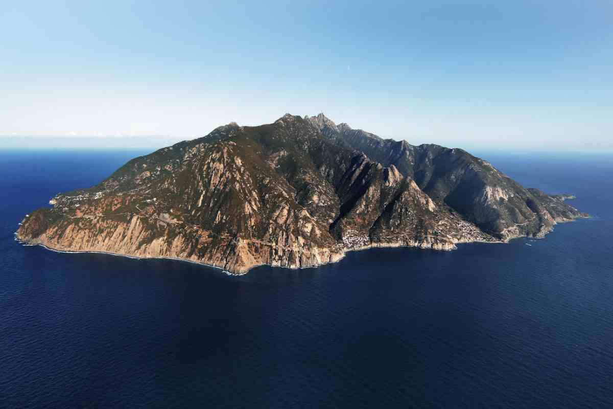 Al centro di questo racconto affascinante c’è il celebre tesoro di Montecristo, una leggenda che da secoli alimenta curiosità e ricerche