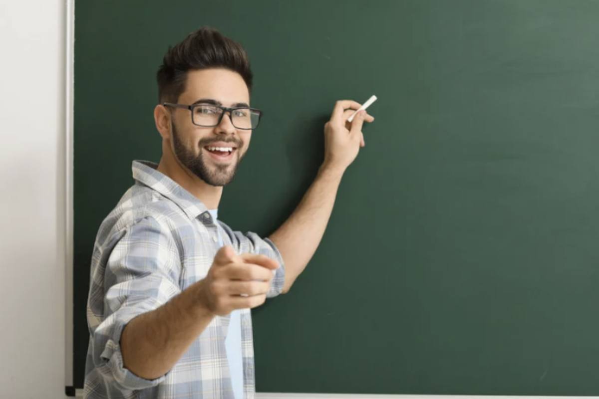 L’elisione consiste nella caduta della vocale finale di una parola quando la parola successiva inizia per vocale o “h” muta.