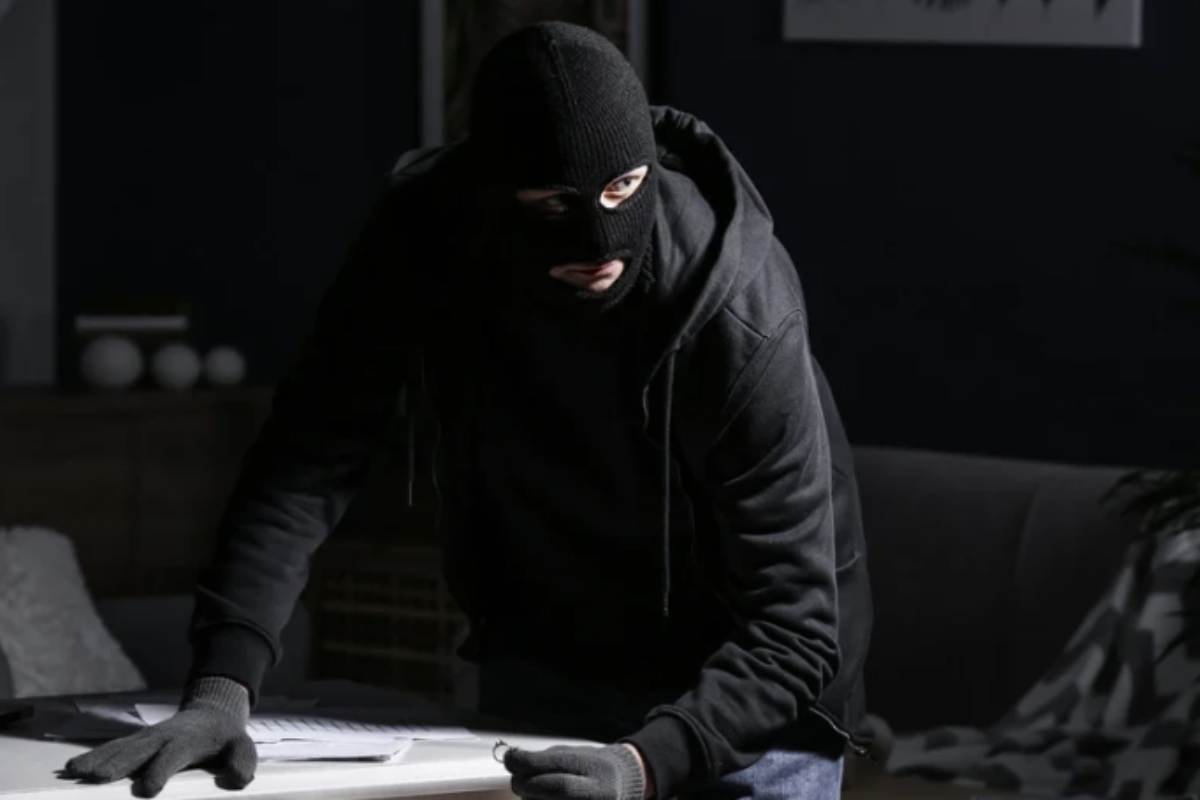 Le forze dell’ordine avviarono immediatamente una vasta operazione investigativa, recuperando parte del denaro e rintracciando numerosi