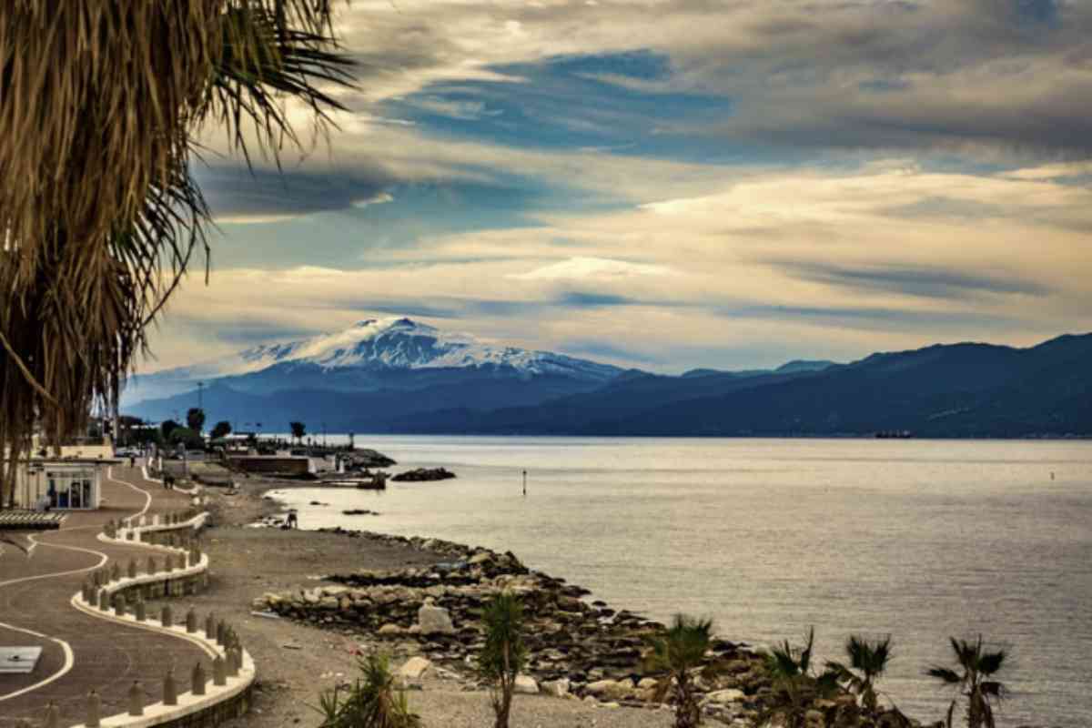 Non solo Reggio Calabria: anche altre città meridionali vantano un clima particolarmente favorevole a dicembre. Napoli,