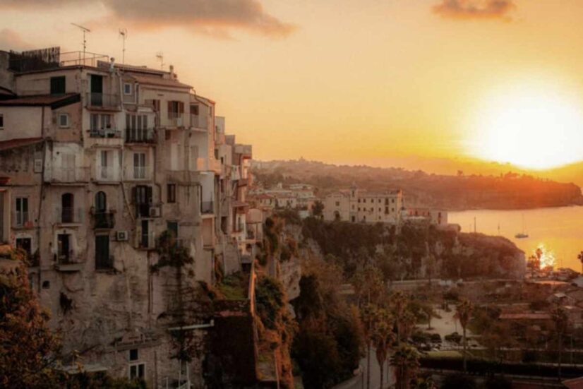 Con l’avanzare di dicembre, mentre le regioni settentrionali sono avvolte da gelate, nebbie e nevicate sulle Alpi e gli Appennini