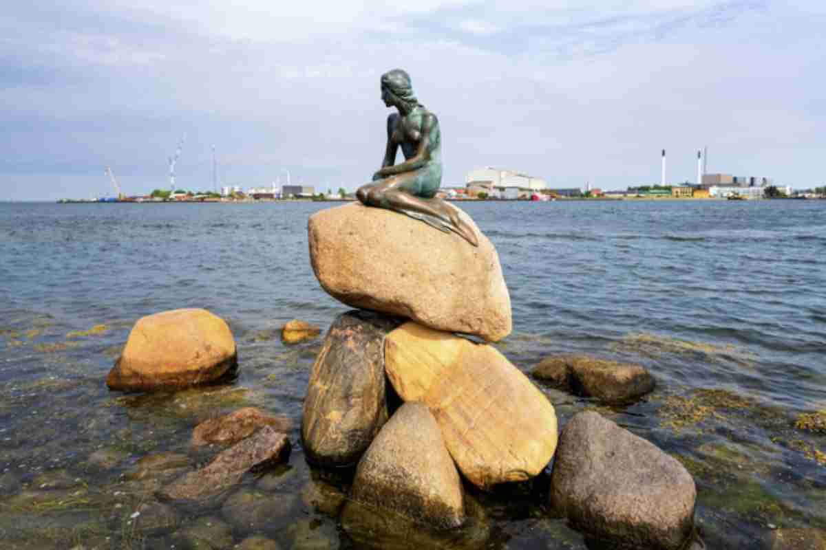 Con oltre 660.000 abitanti nel solo comune e un’area metropolitana che supera il milione e trecentomila, Copenaghen è una città vibrante