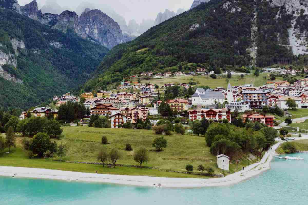 scopri il lago di molveno sembra finto