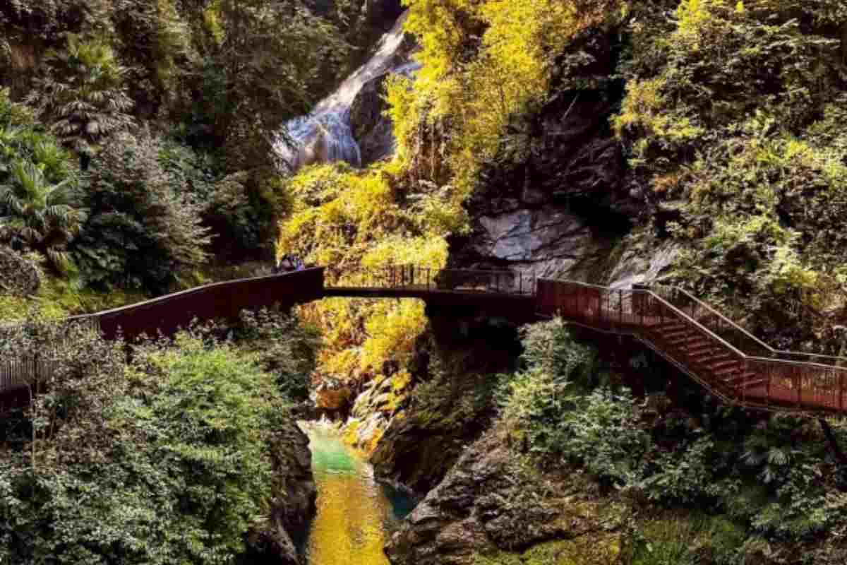 orrido bellano: il borgo più spaventoso diventa un paradiso natalizio