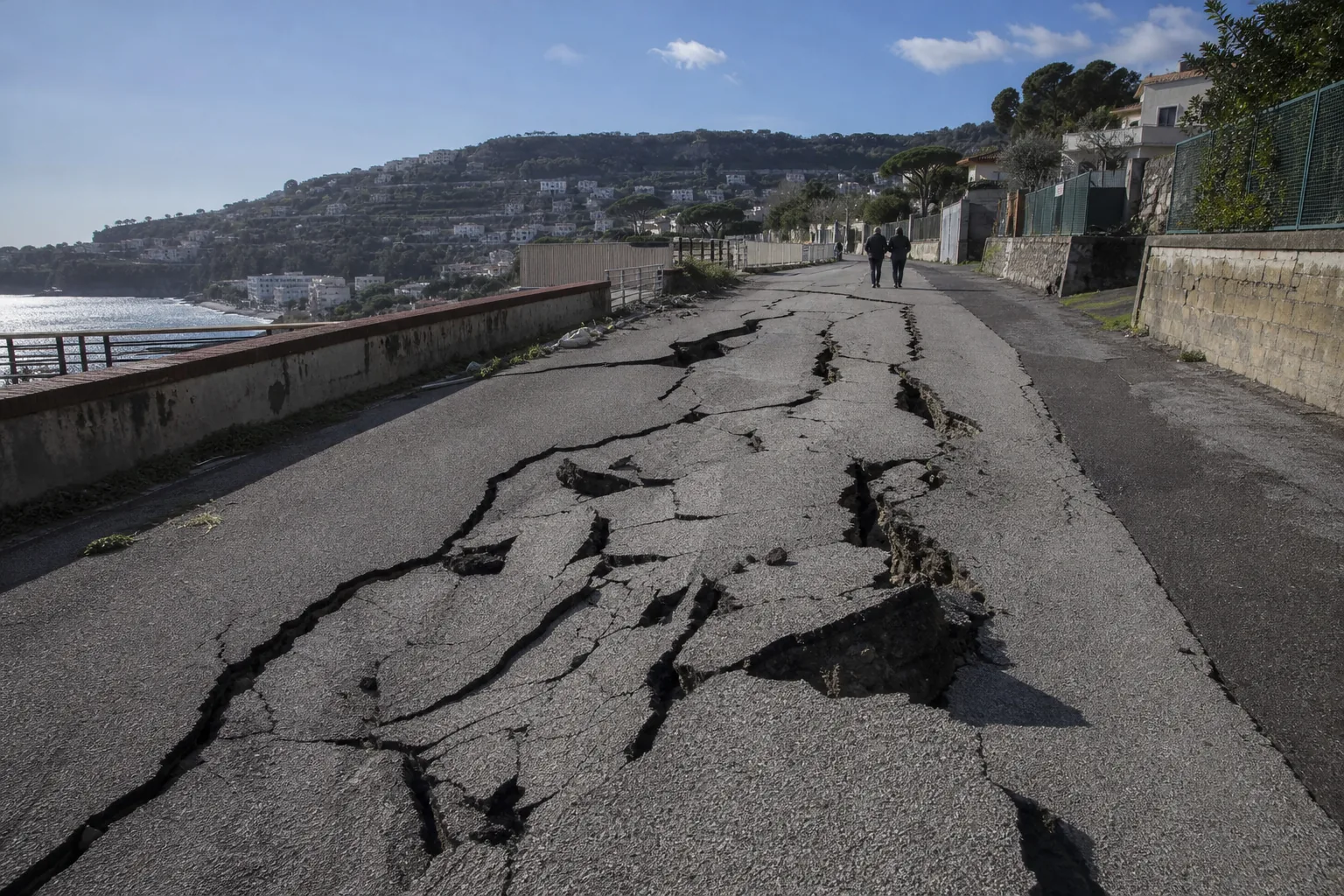 Campi Flegrei, odore di zolfo e rischio terremoto Mw 5.1: le risposte INGV